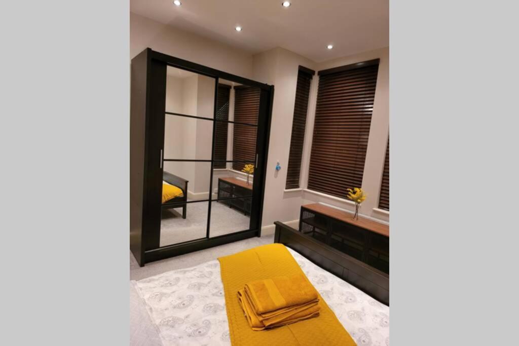 Contemporary 3 Bed Apartment In Hendon Central. Exterior foto